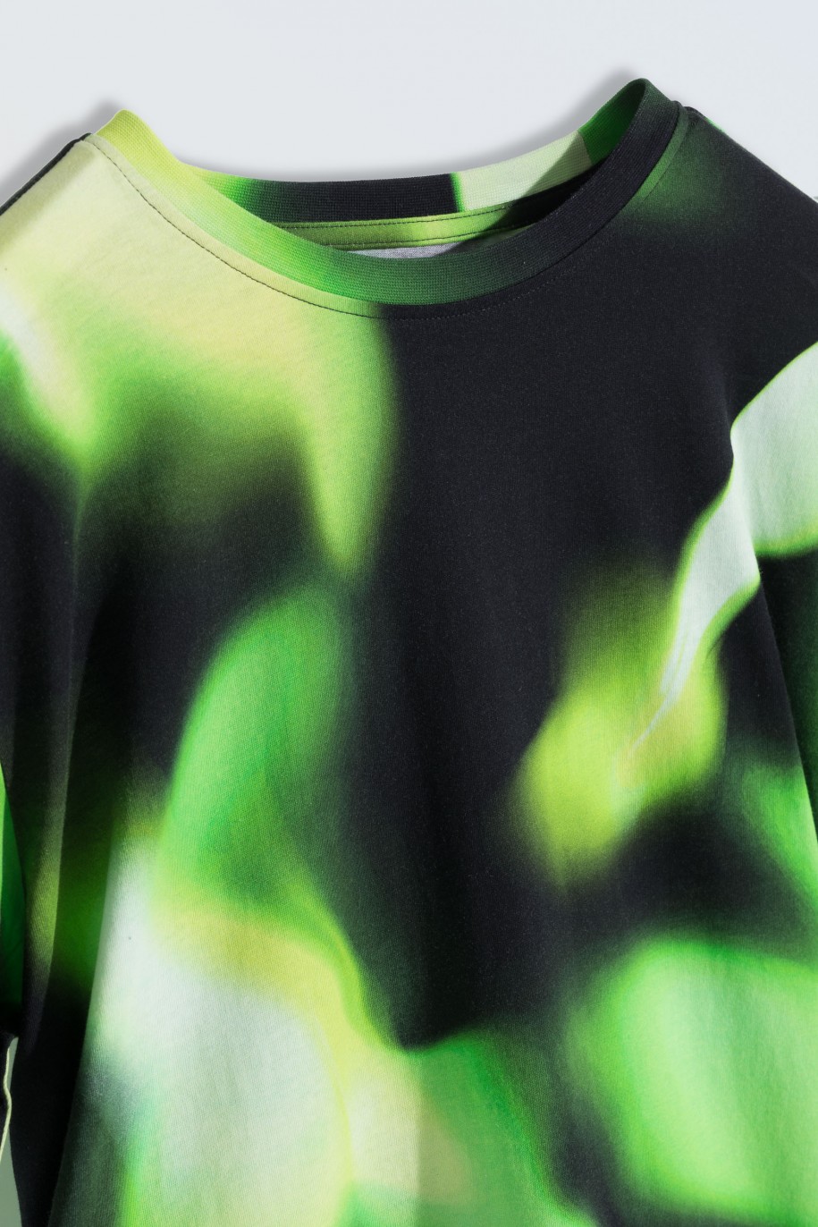 Czarny T-Shirt z artystycznym nadrukiem w kolorze energetycznej zieleni - 45767