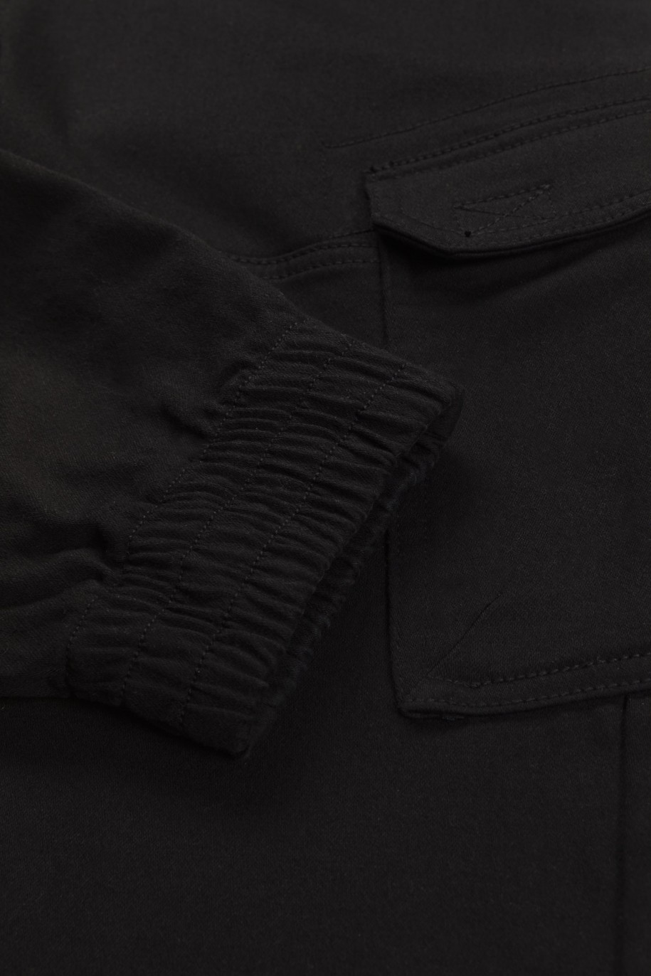 Czarne spodnie typu bojówki z przestrzennymi kieszeniami - 45871