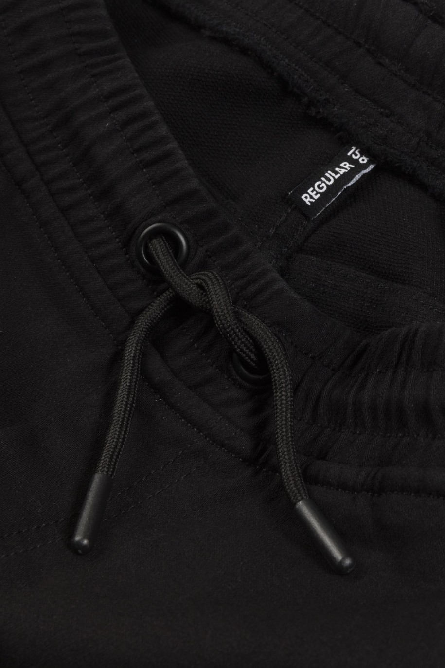 Czarne spodnie typu bojówki z przestrzennymi kieszeniami - 45872