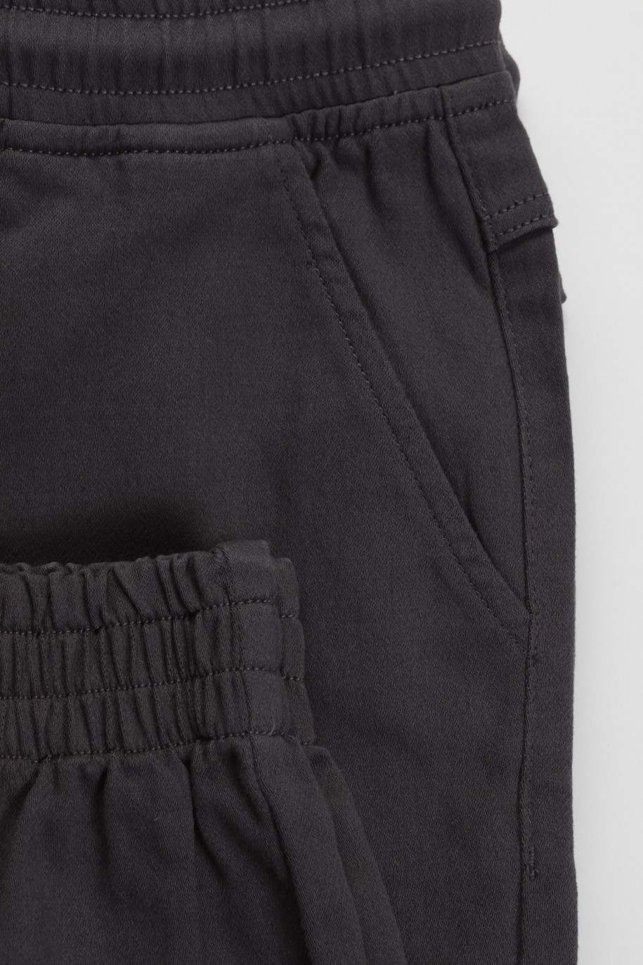 Szare spodnie typu bojówki z przestrzennymi kieszeniami - 45876