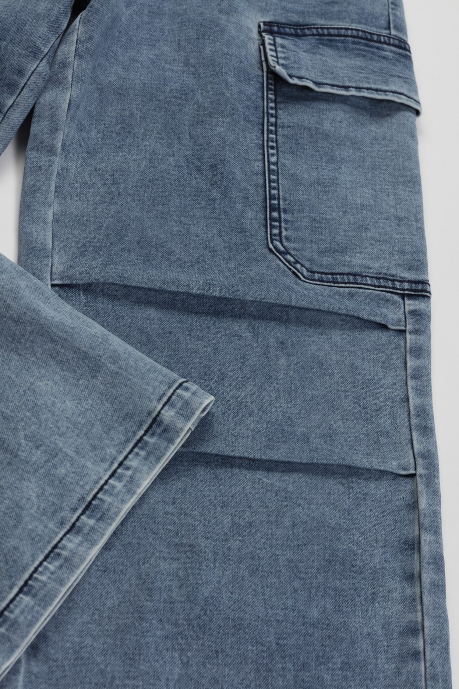 Niebieskie jeansy z szerokimi nogawkami i ozdobnymi kieszeniami - 45893