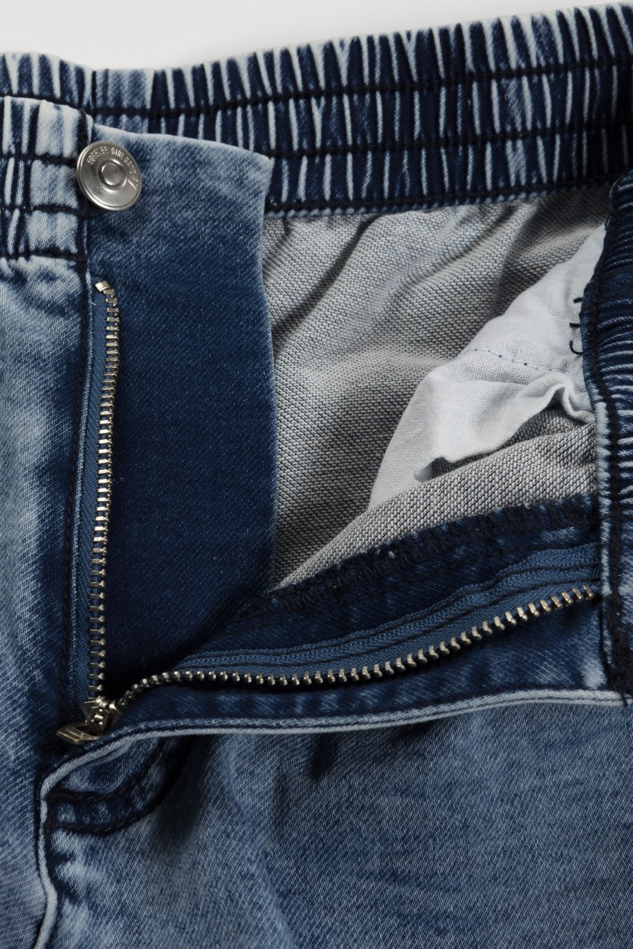 Niebieskie jeansy z szerokimi nogawkami i ozdobnymi kieszeniami - 45894