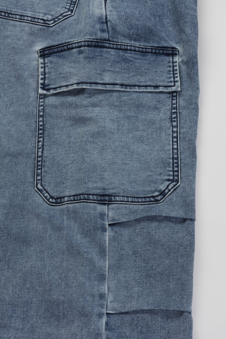 Niebieskie jeansy z szerokimi nogawkami i ozdobnymi kieszeniami - 45896