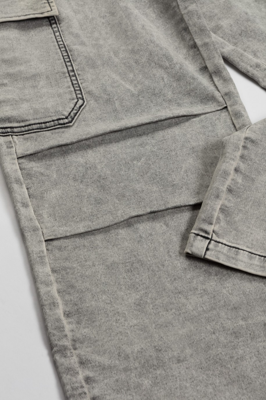 Szare jeansy z szerokimi nogawkami i ozdobnymi kieszeniami - 45899