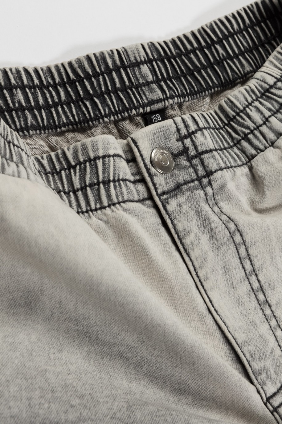 Szare jeansy z szerokimi nogawkami i ozdobnymi kieszeniami - 45900