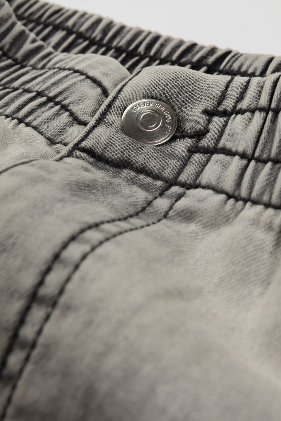 Szare jeansy z szerokimi nogawkami i ozdobnymi kieszeniami - 45901
