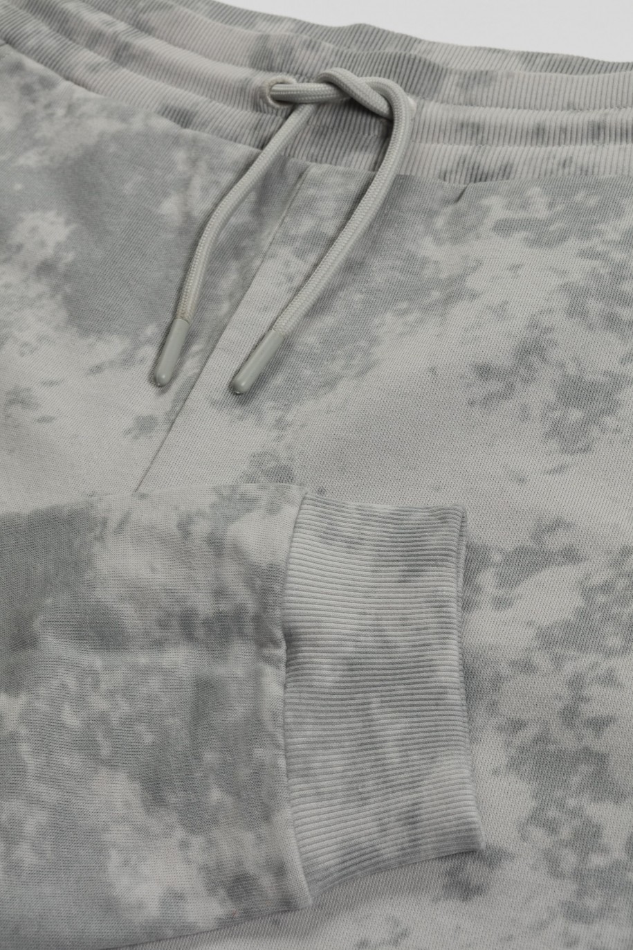 Spodnie dresowe z nadrukiem w odcieniach szarości na całości - 45904