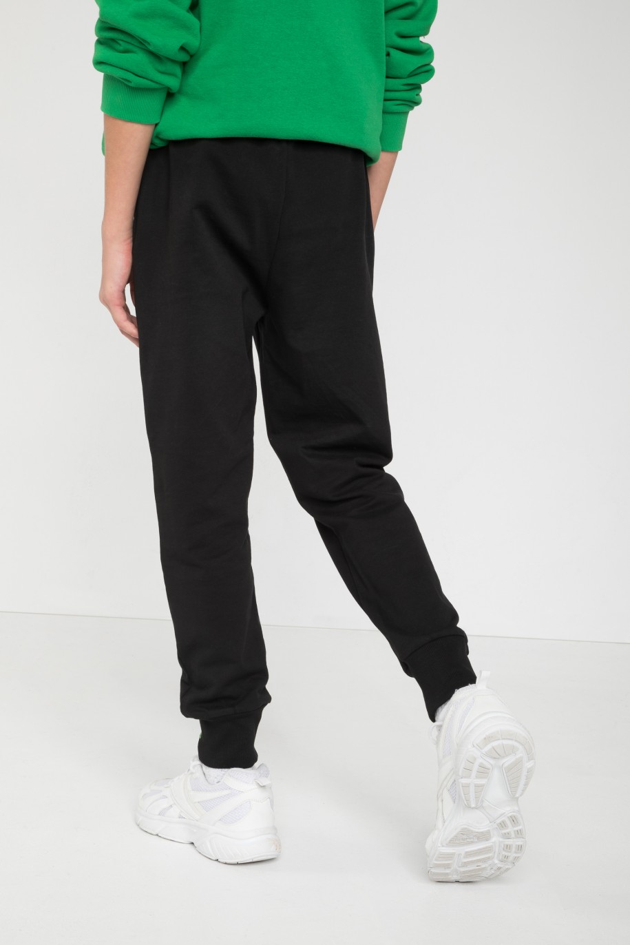 Czarne spodnie dresowe z minimalistycznym nadrukiem na ściągaczach - 45914