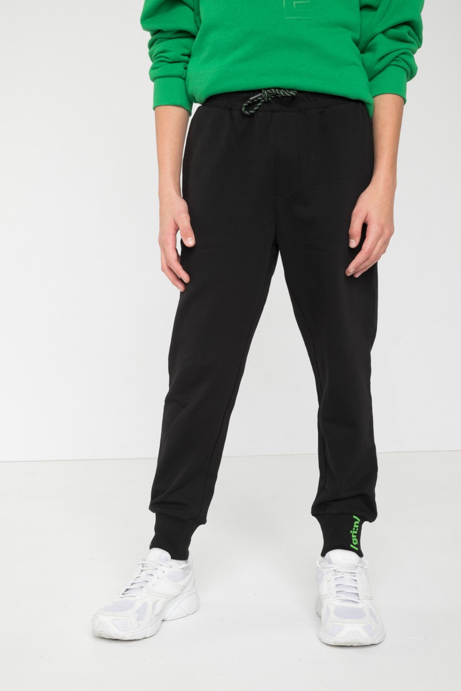 Czarne spodnie dresowe z minimalistycznym nadrukiem na ściągaczach - 45915