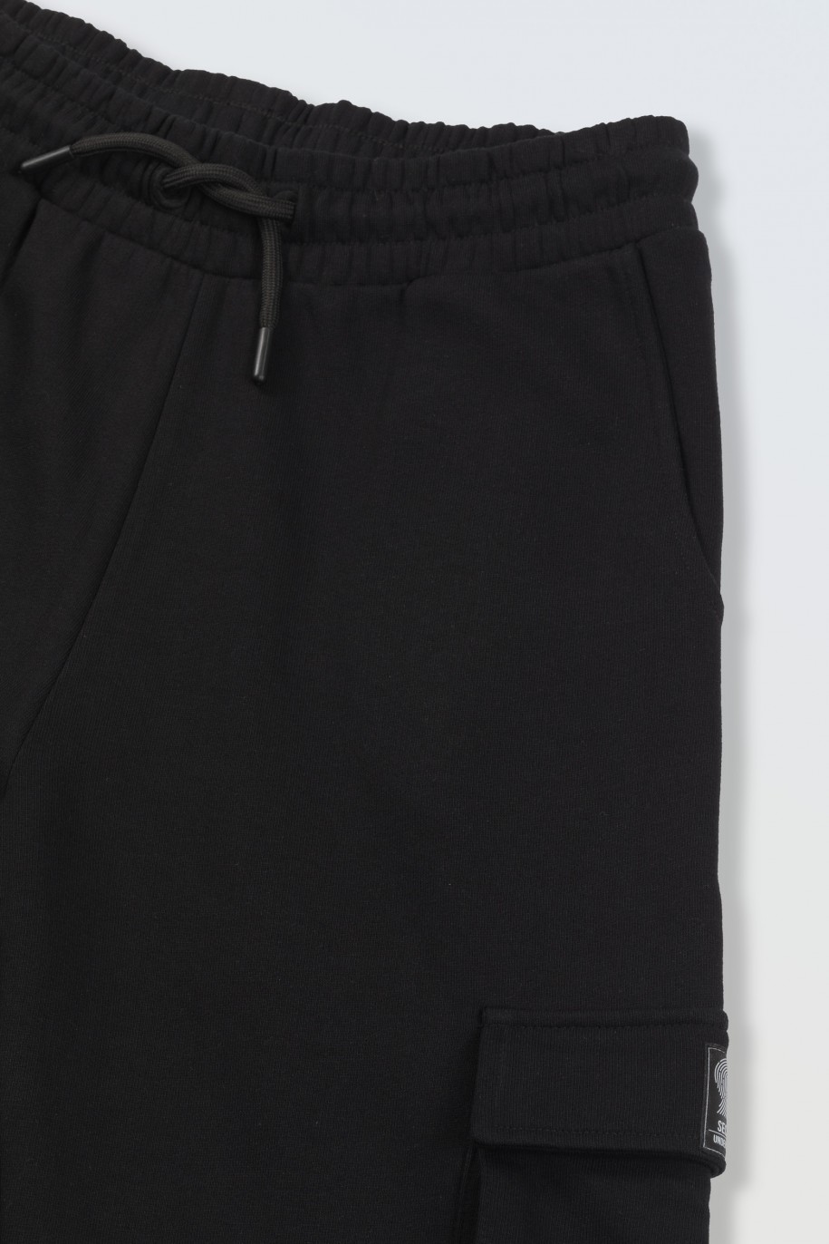 Czarne spodnie dresowe z przestrzennymi kieszeniami - 45921
