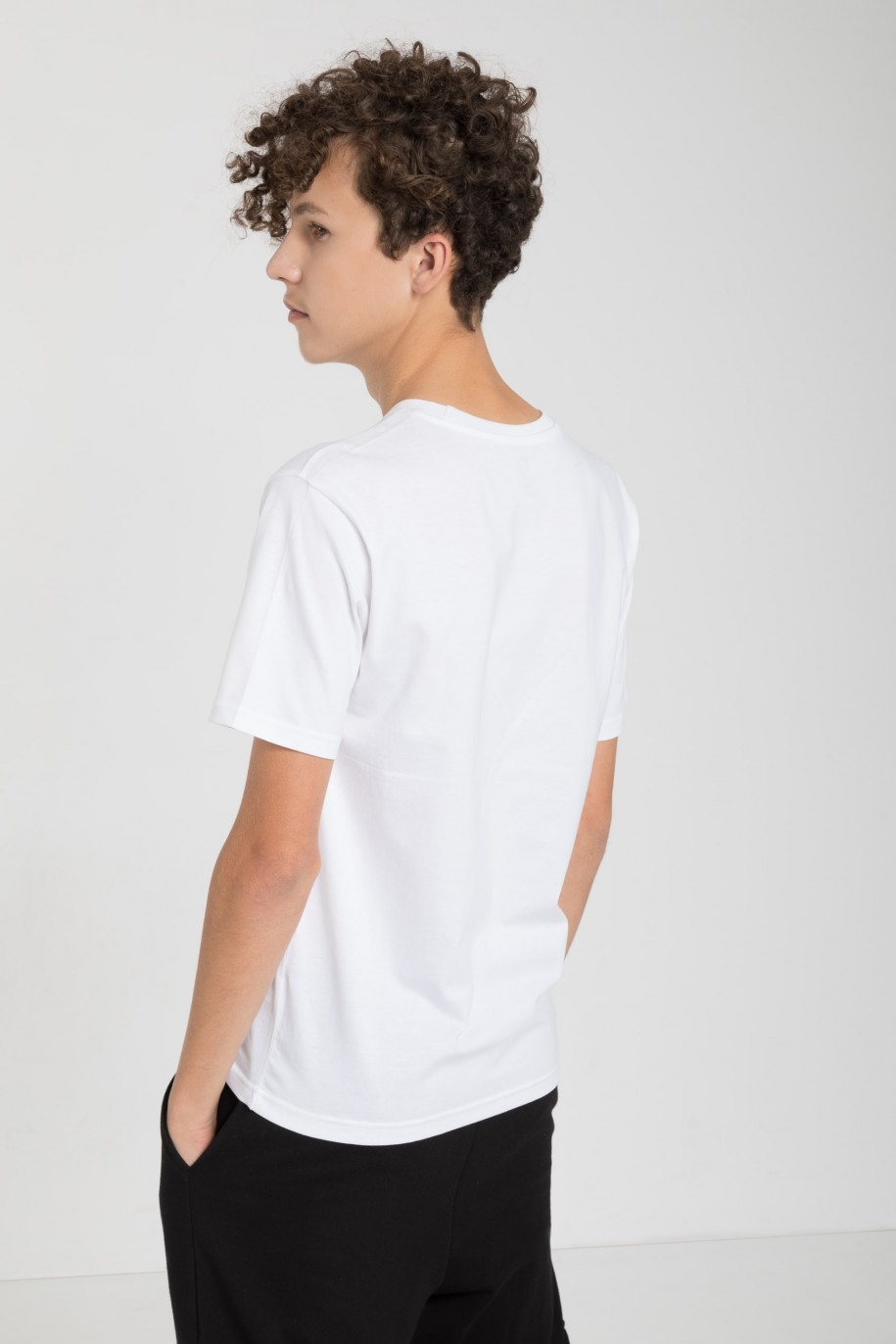 Biały T-shirt z kolorowym nadrukiem z przodu - 45928