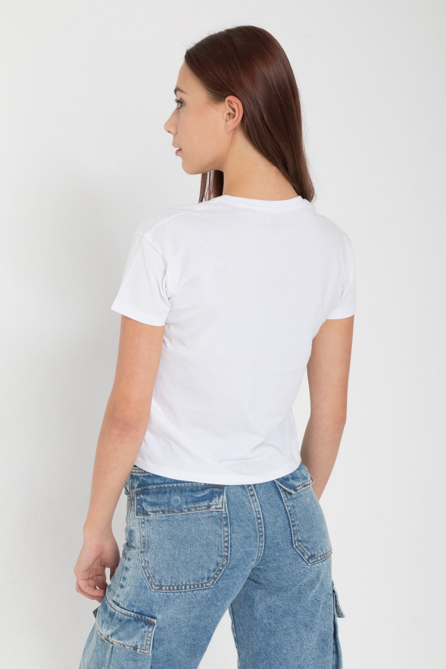 Biały T-shirt z kolorowym nadrukiem z przodu - 45940