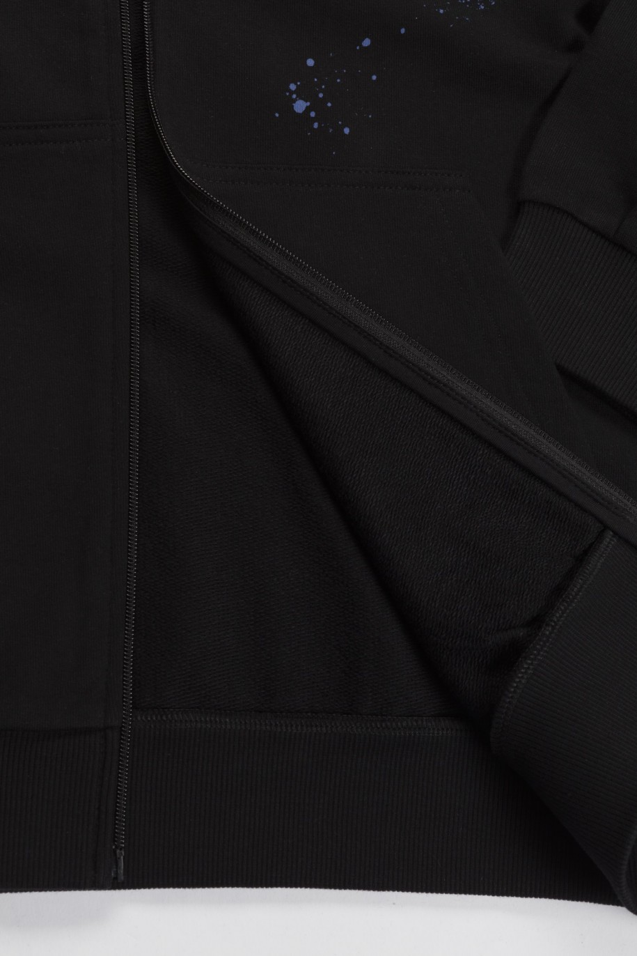 Czarna bluza z kapturem z kolorowym nadrukiem z przodu zapinana na zamek - 45967