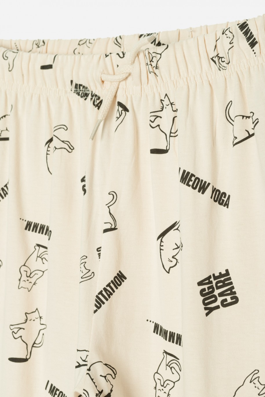 Beżowa piżama z nadrukami z kotami - 45991
