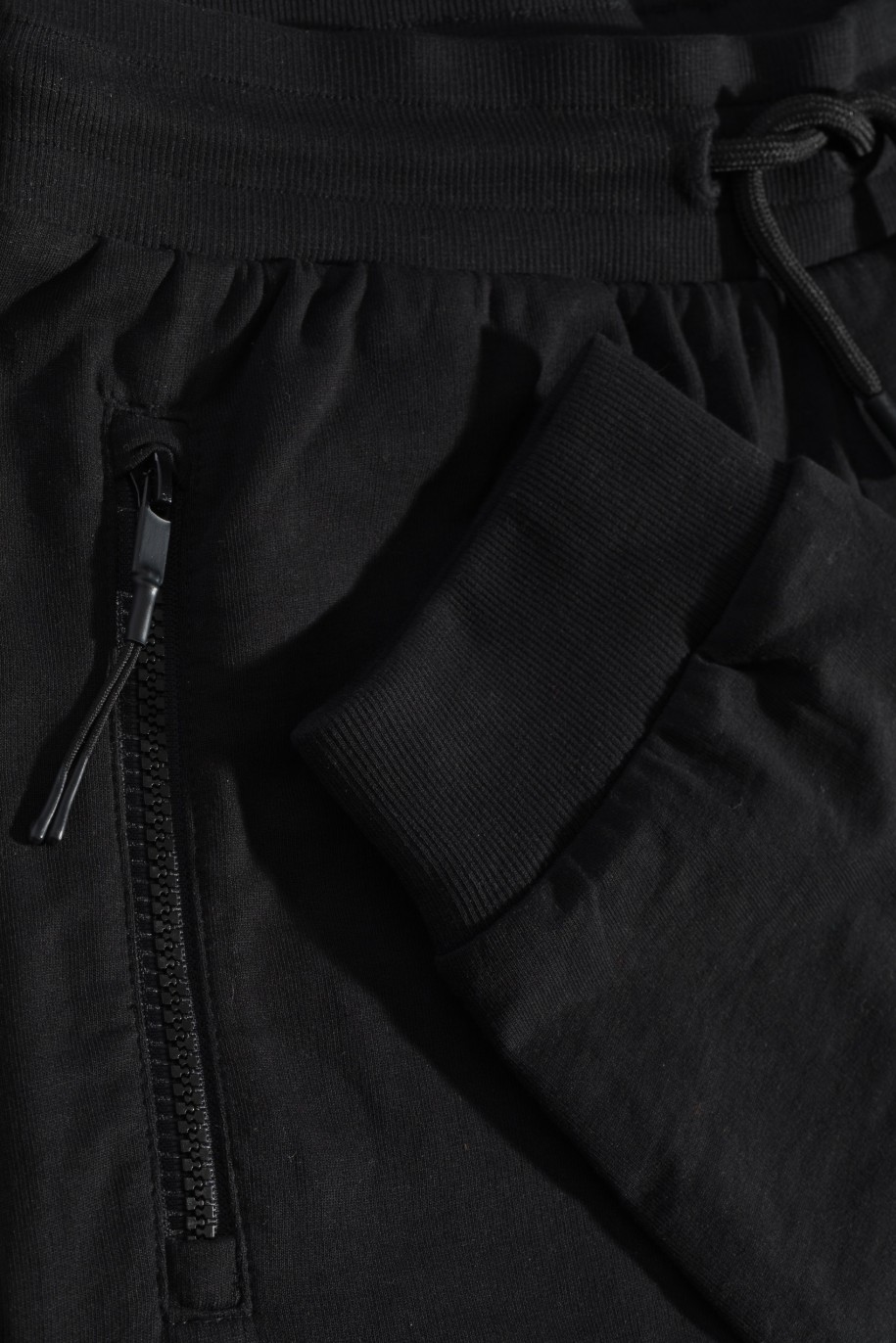 Czarne spodnie dresowe z kieszeniami zapinanymi na zamek - 46026