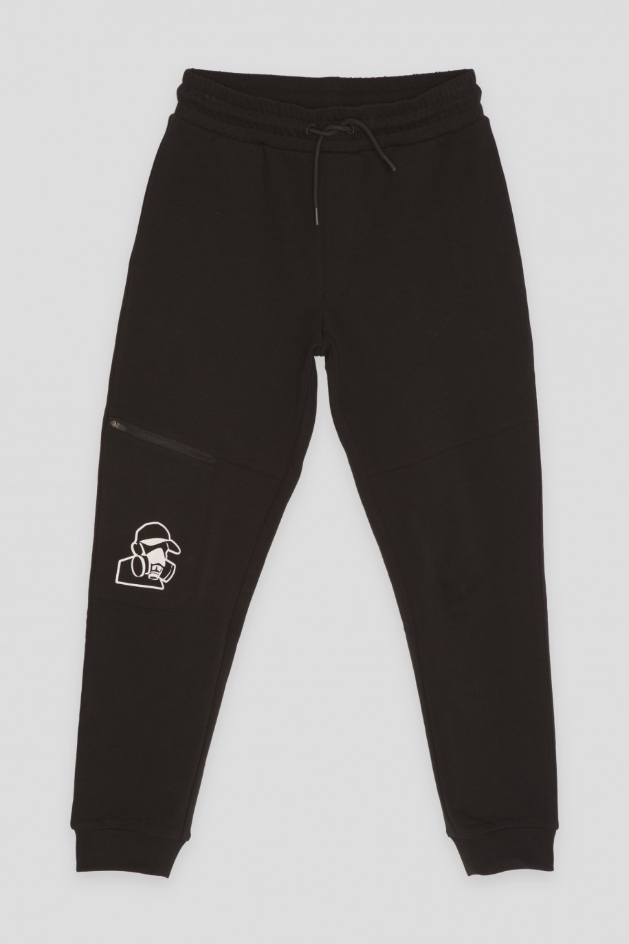 Czarne spodnie dresowe z nadrukiem na nogawce - 46047