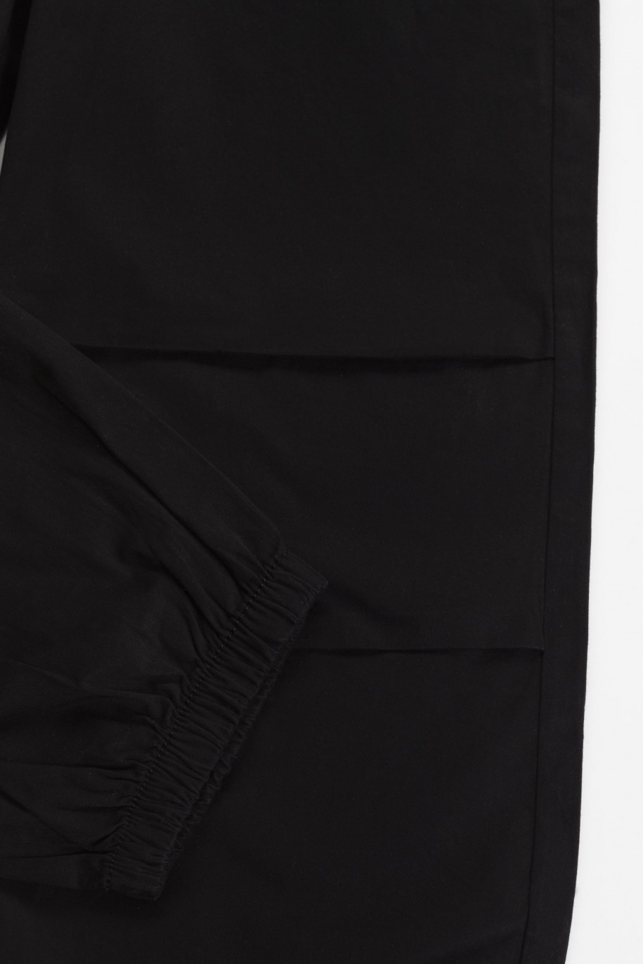 Czarne spodnie typu parachute z zaszewkami na nogawkach - 46051