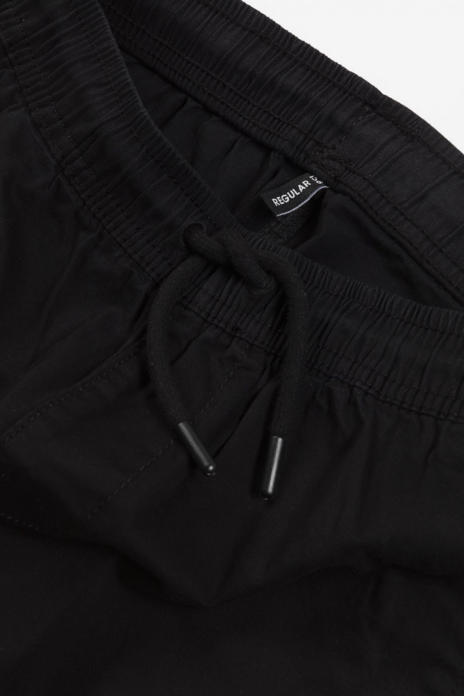 Czarne spodnie typu parachute z zaszewkami na nogawkach - 46052