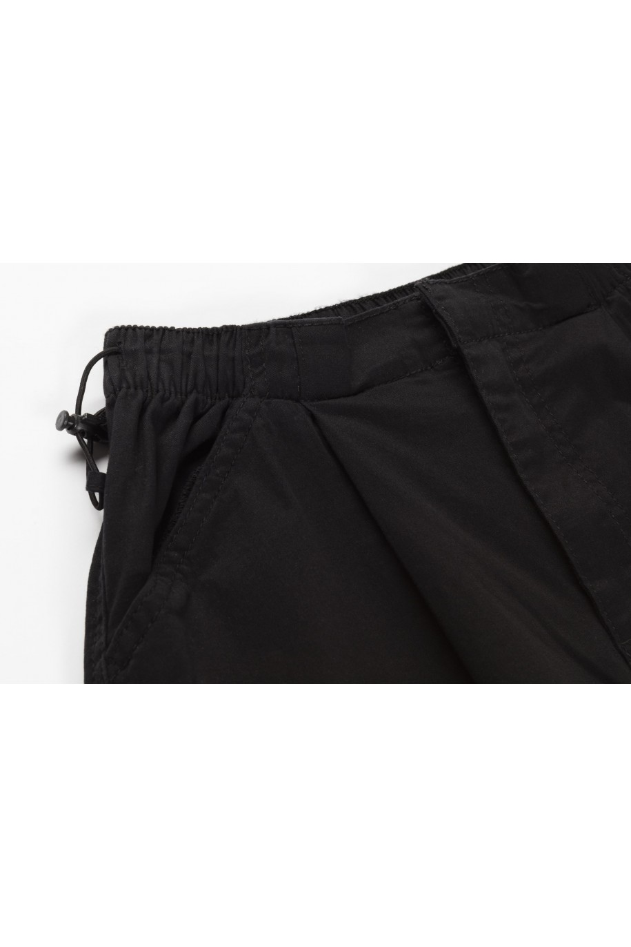 Czarne spodnie typu parachute z zaszewkami na nogawkach - 46055