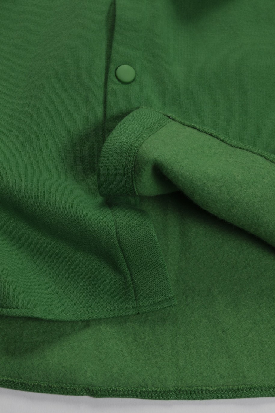 Zielona koszula z dzianiny z modnymi kieszeniami z przodu - 46066
