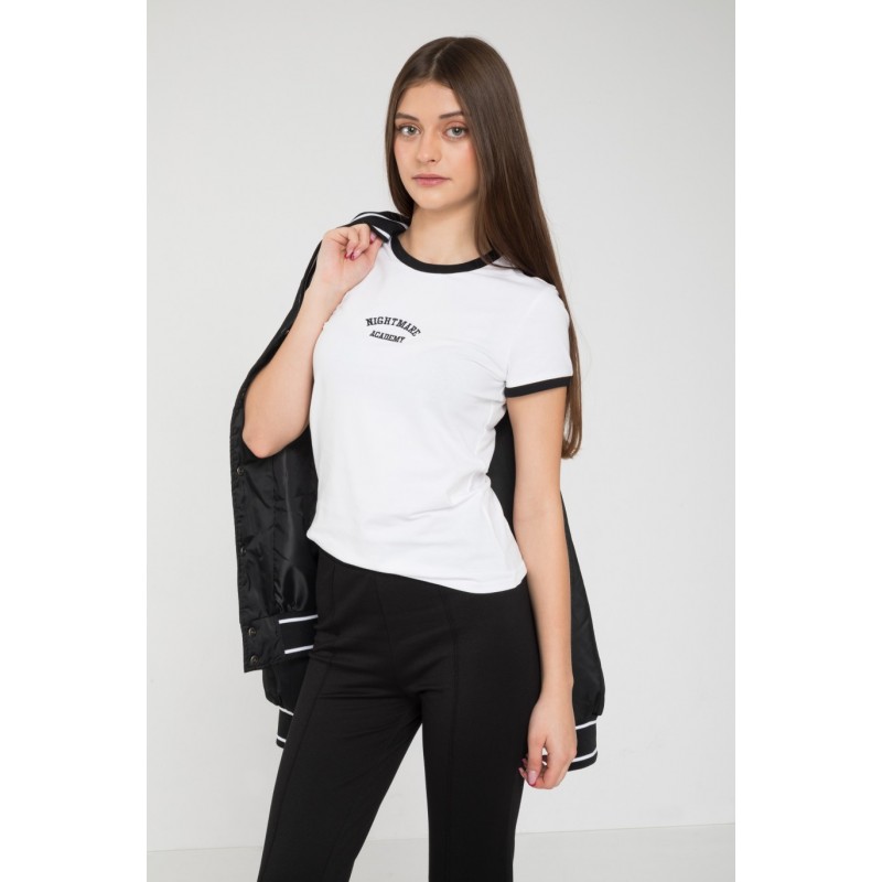 Biały T-shirt z czarną lamówką i ozdobnym haftem - 46145