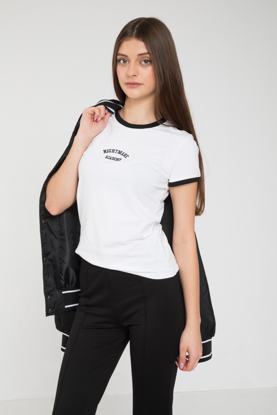 Biały T-shirt z czarną lamówką i ozdobnym haftem - 46145