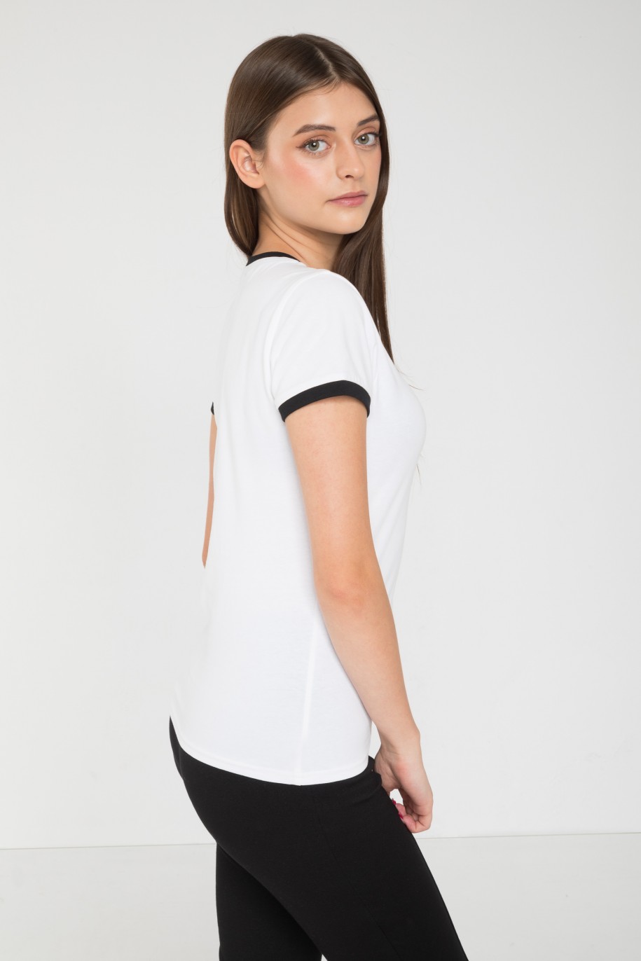 Biały T-shirt z czarną lamówką i ozdobnym haftem - 46146