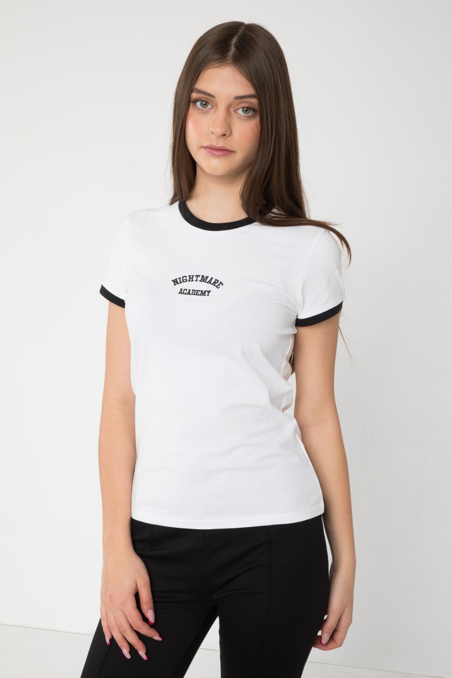 Biały T-shirt z czarną lamówką i ozdobnym haftem - 46147