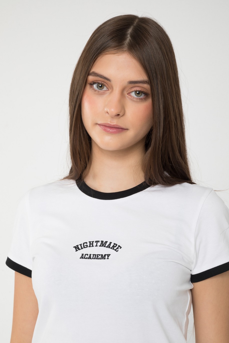 Biały T-shirt z czarną lamówką i ozdobnym haftem - 46149