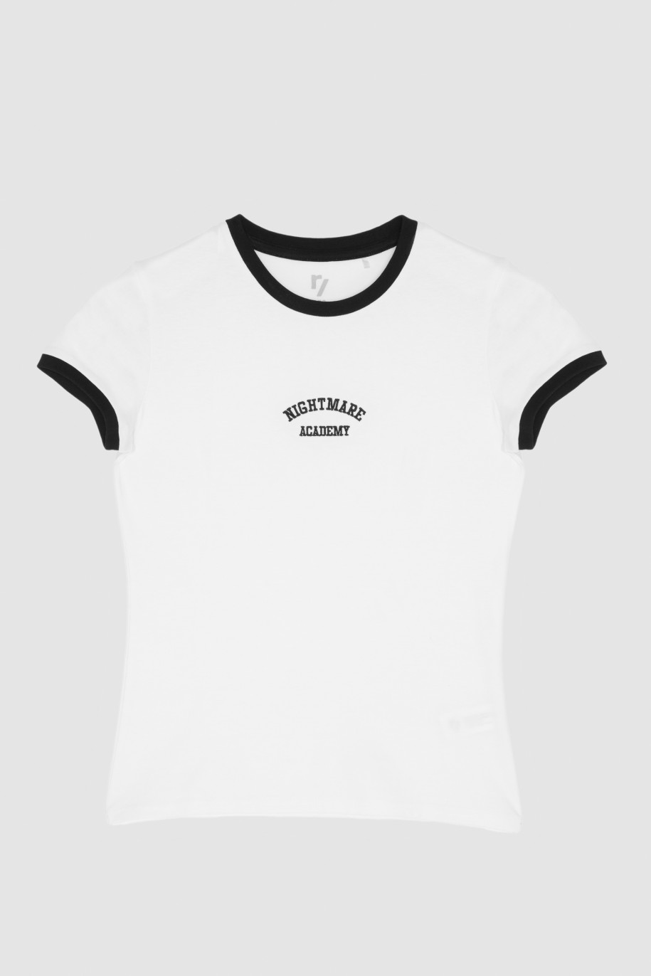 Biały T-shirt z czarną lamówką i ozdobnym haftem - 46150