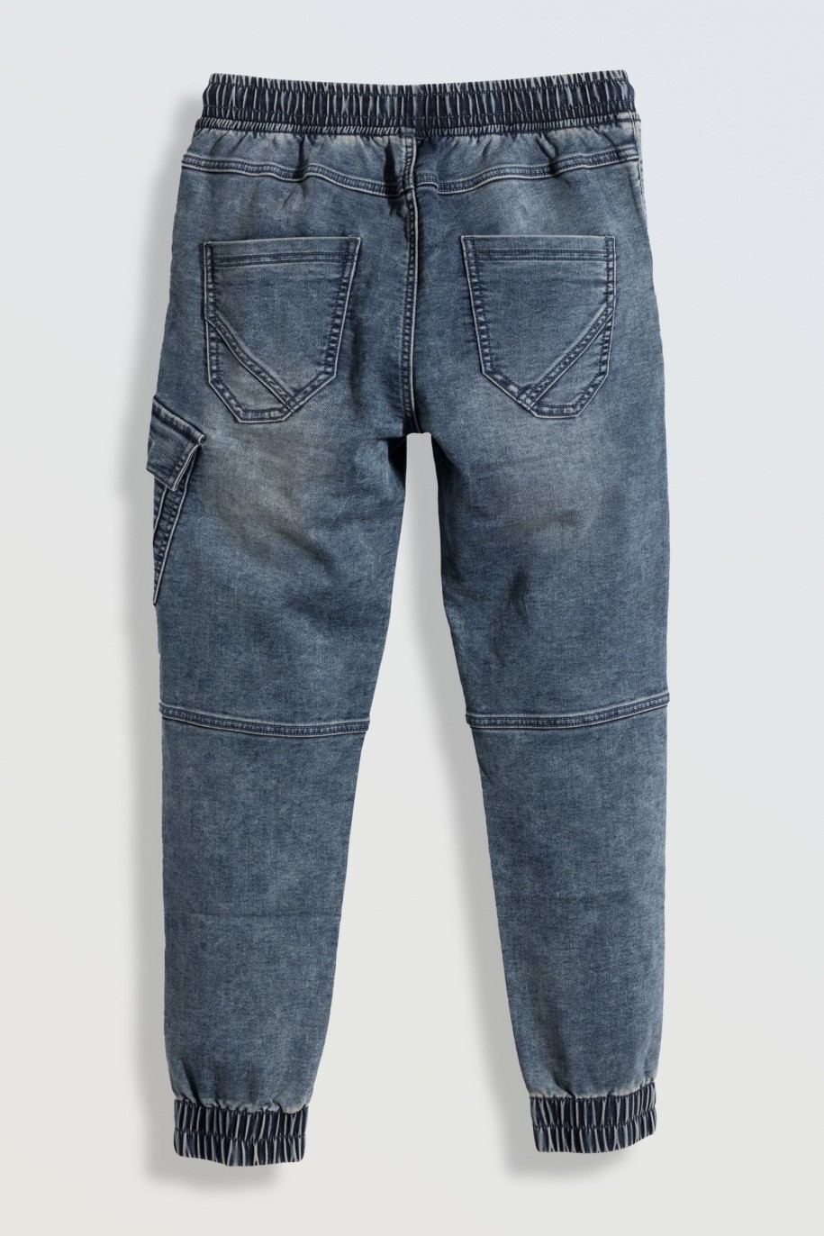 Niebieskie spodnie jeansowe typu joggery z modnymi przeszyciami - 46197