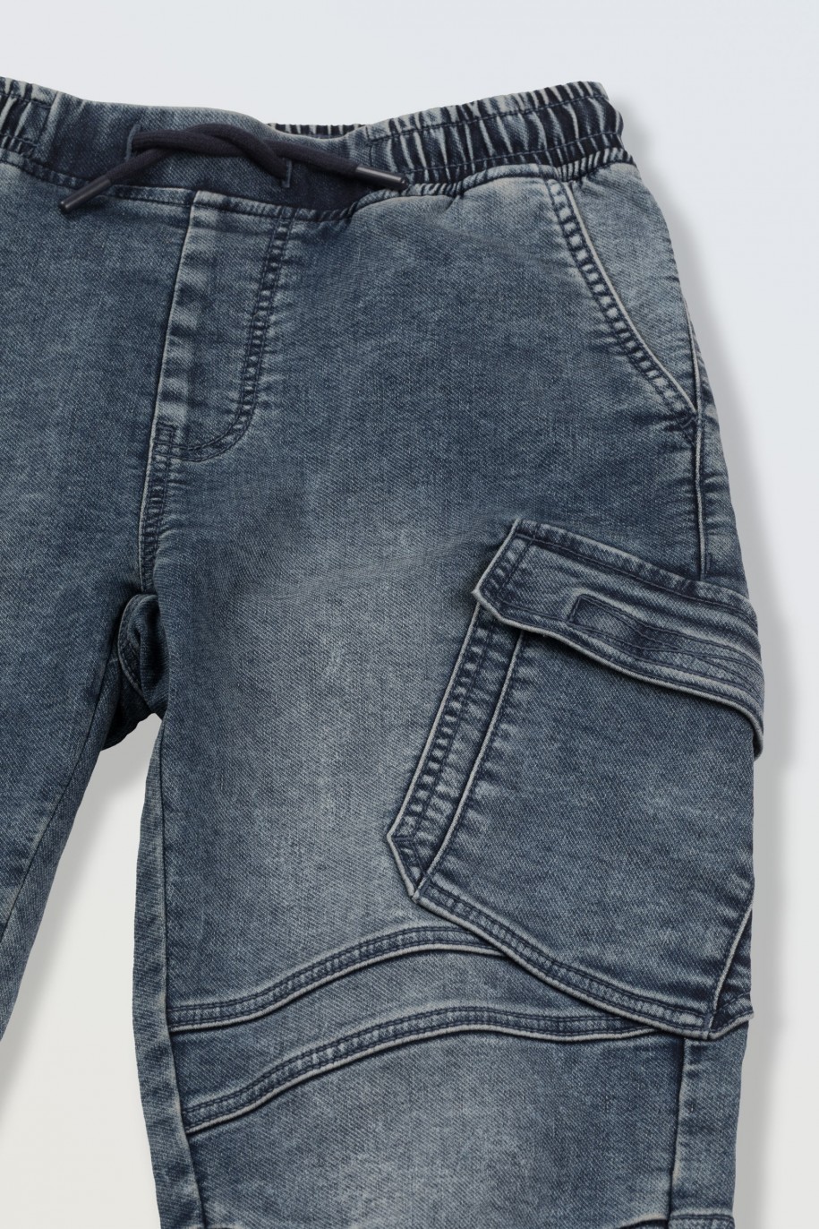 Niebieskie spodnie jeansowe typu joggery z modnymi przeszyciami - 46198
