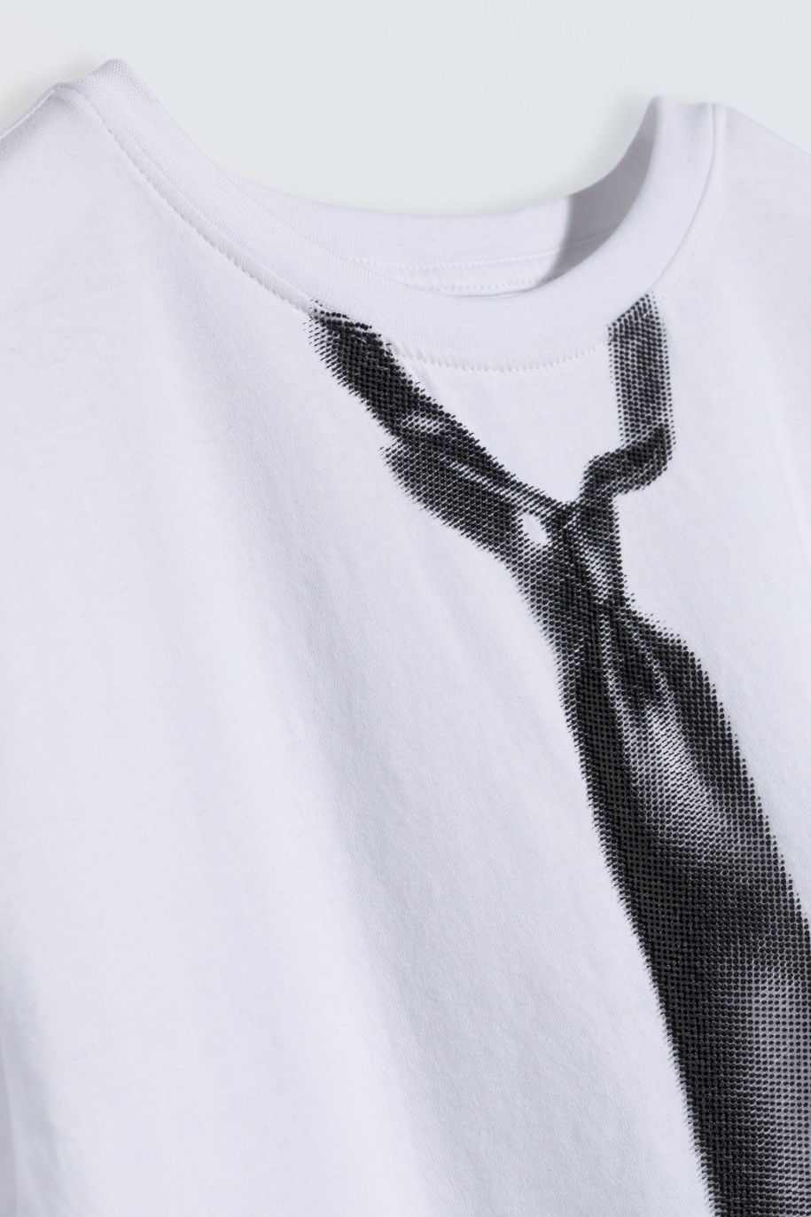 Biały T-shirt z motywem krawatu - 46207