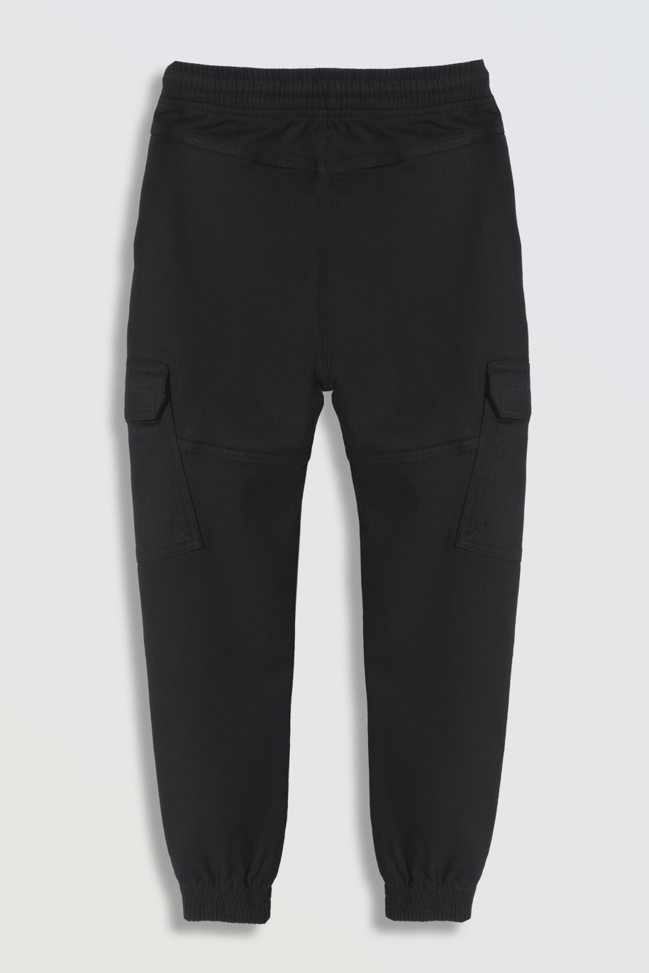 Czarne spodnie typu bojówki z przestrzennymi kieszeniami - 46247