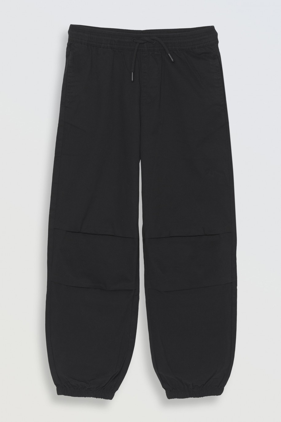 Czarne spodnie typu parachute z zaszewkami na nogawkach - 46250