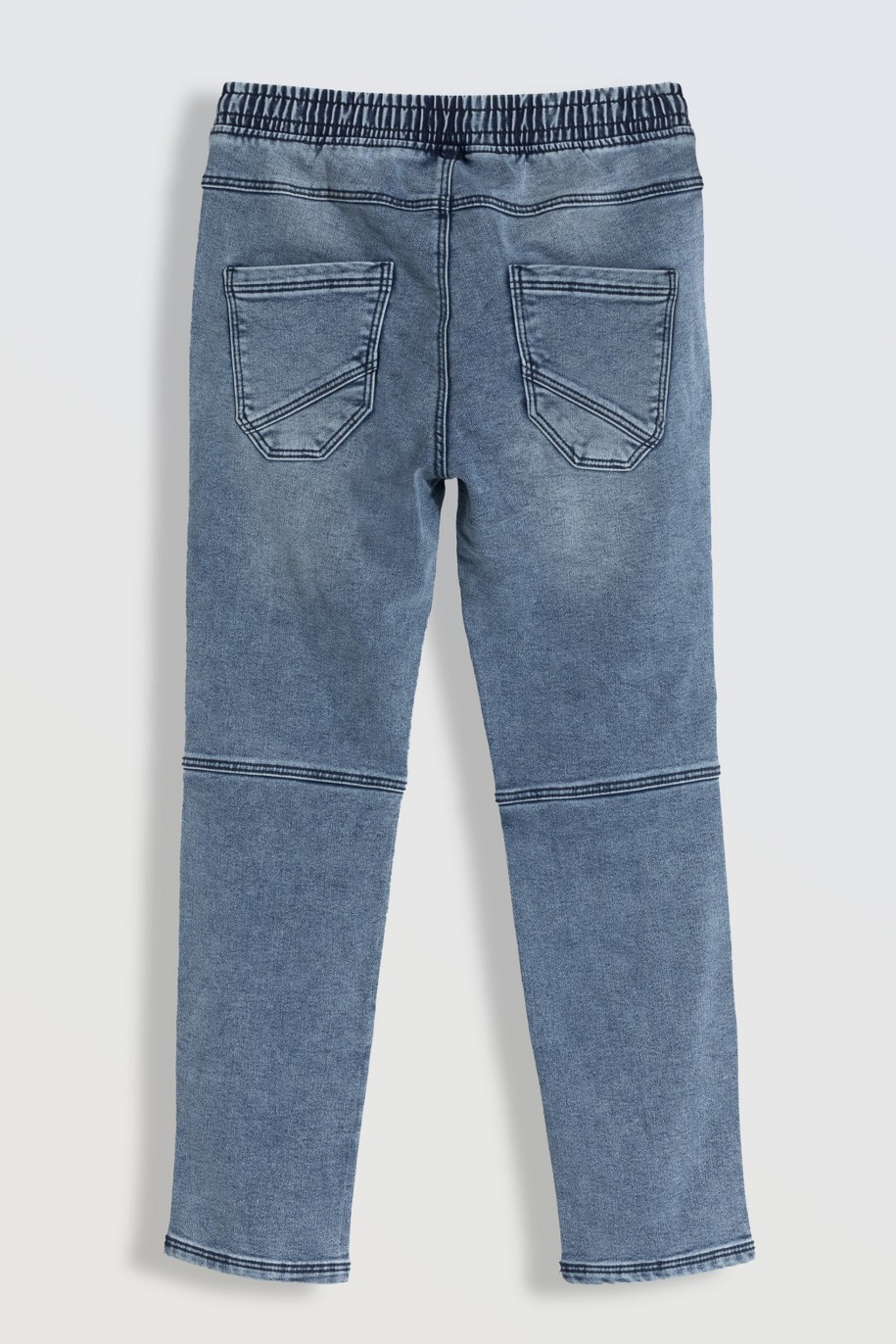 Niebieskie marmurkowe jeansy typu joggery z kieszeniami - 46252