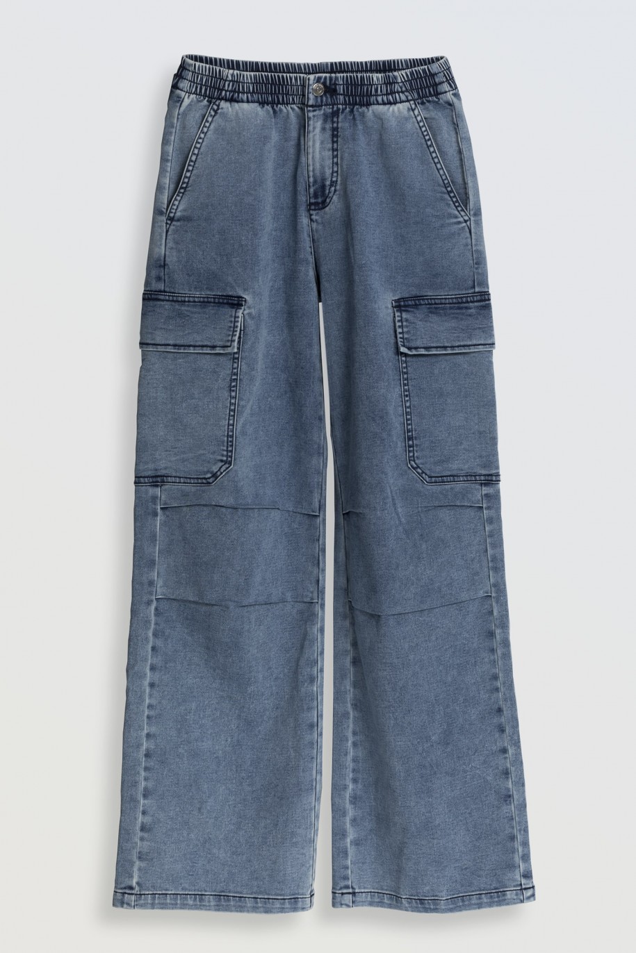 Niebieskie jeansy z szerokimi nogawkami i ozdobnymi kieszeniami - 46268