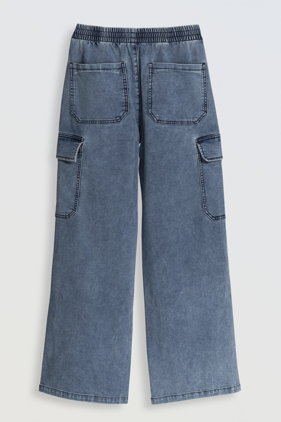 Niebieskie jeansy z szerokimi nogawkami i ozdobnymi kieszeniami - 46269