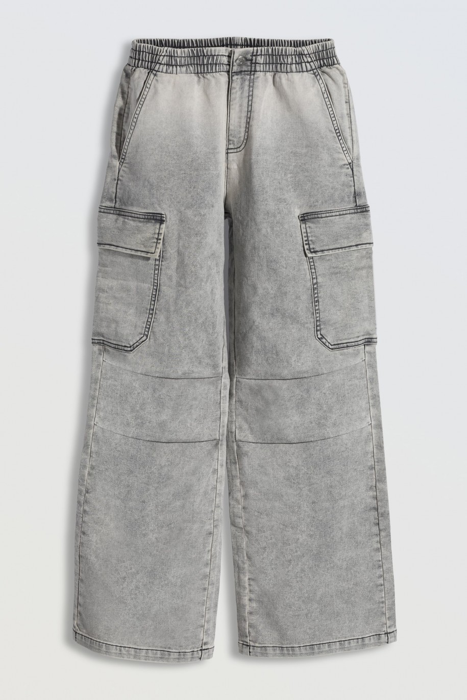 Szare jeansy z szerokimi nogawkami i ozdobnymi kieszeniami - 46270