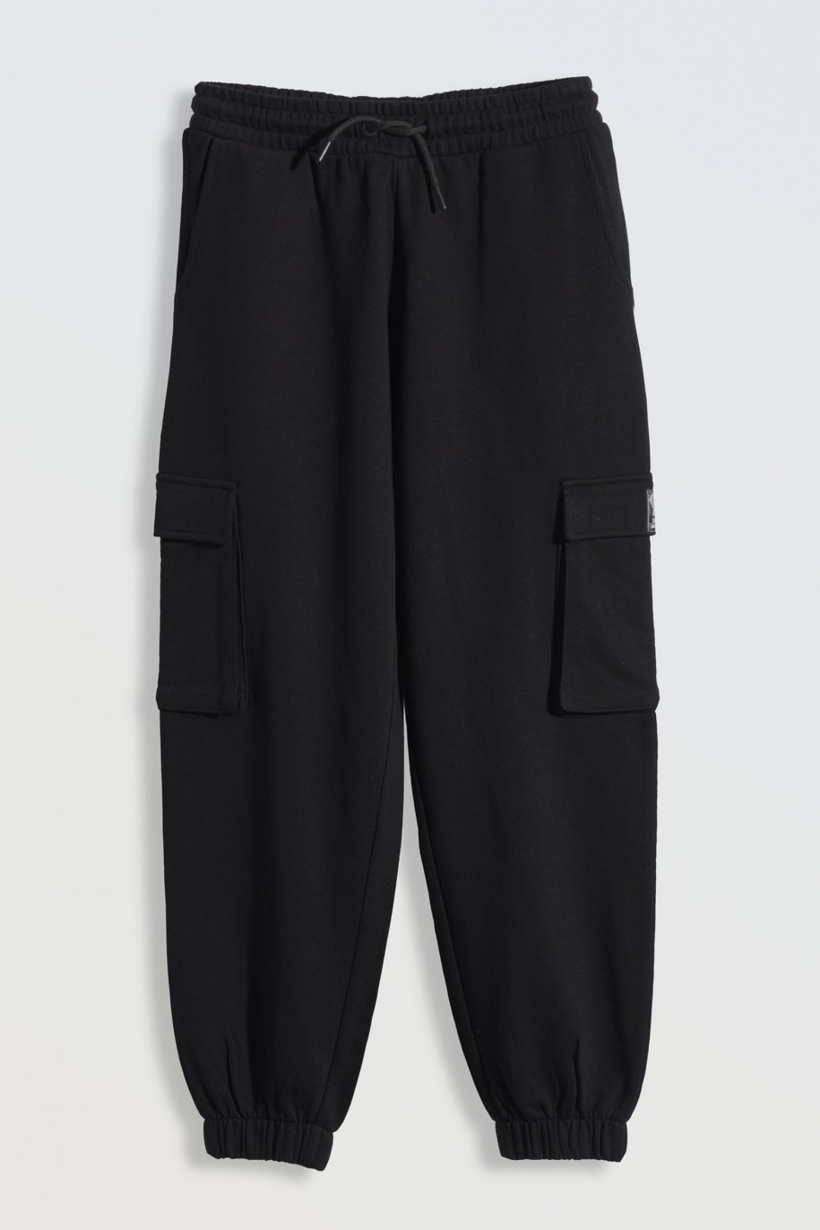 Czarne spodnie dresowe z przestrzennymi kieszeniami - 46272