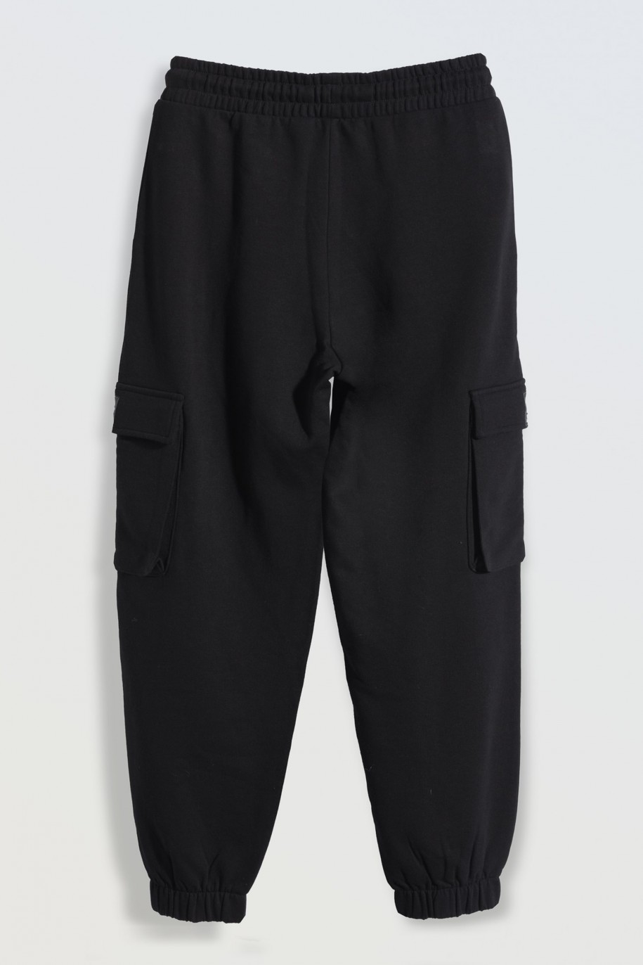 Czarne spodnie dresowe z przestrzennymi kieszeniami - 46273