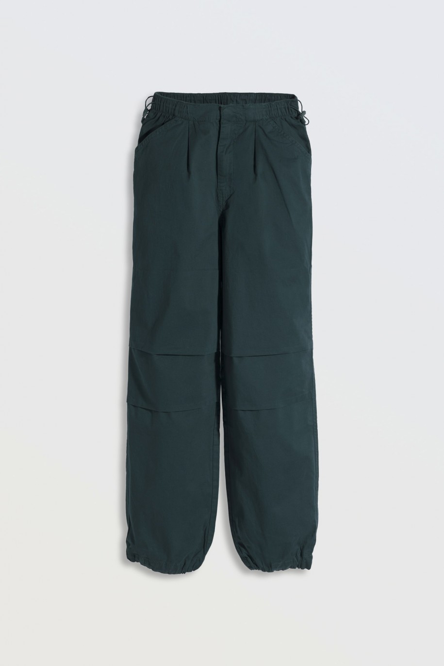 Zielone spodnie typu parachute z zaszewkami na nogawkach - 46308