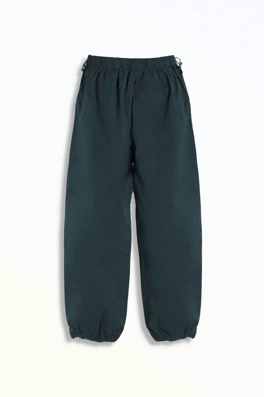 Zielone spodnie typu parachute z zaszewkami na nogawkach - 46309