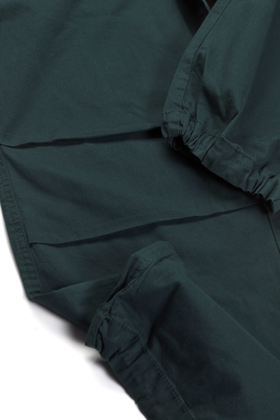 Zielone spodnie typu parachute z zaszewkami na nogawkach - 46310