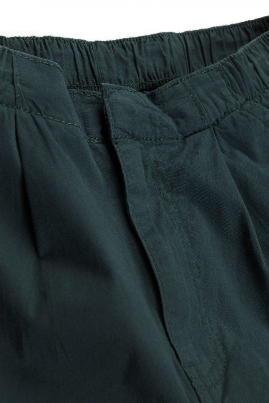 Zielone spodnie typu parachute z zaszewkami na nogawkach - 46311