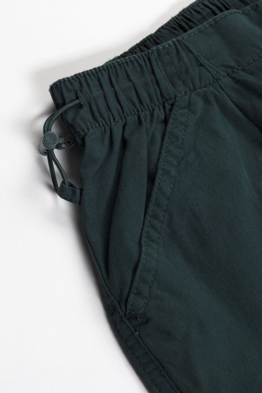 Zielone spodnie typu parachute z zaszewkami na nogawkach - 46312