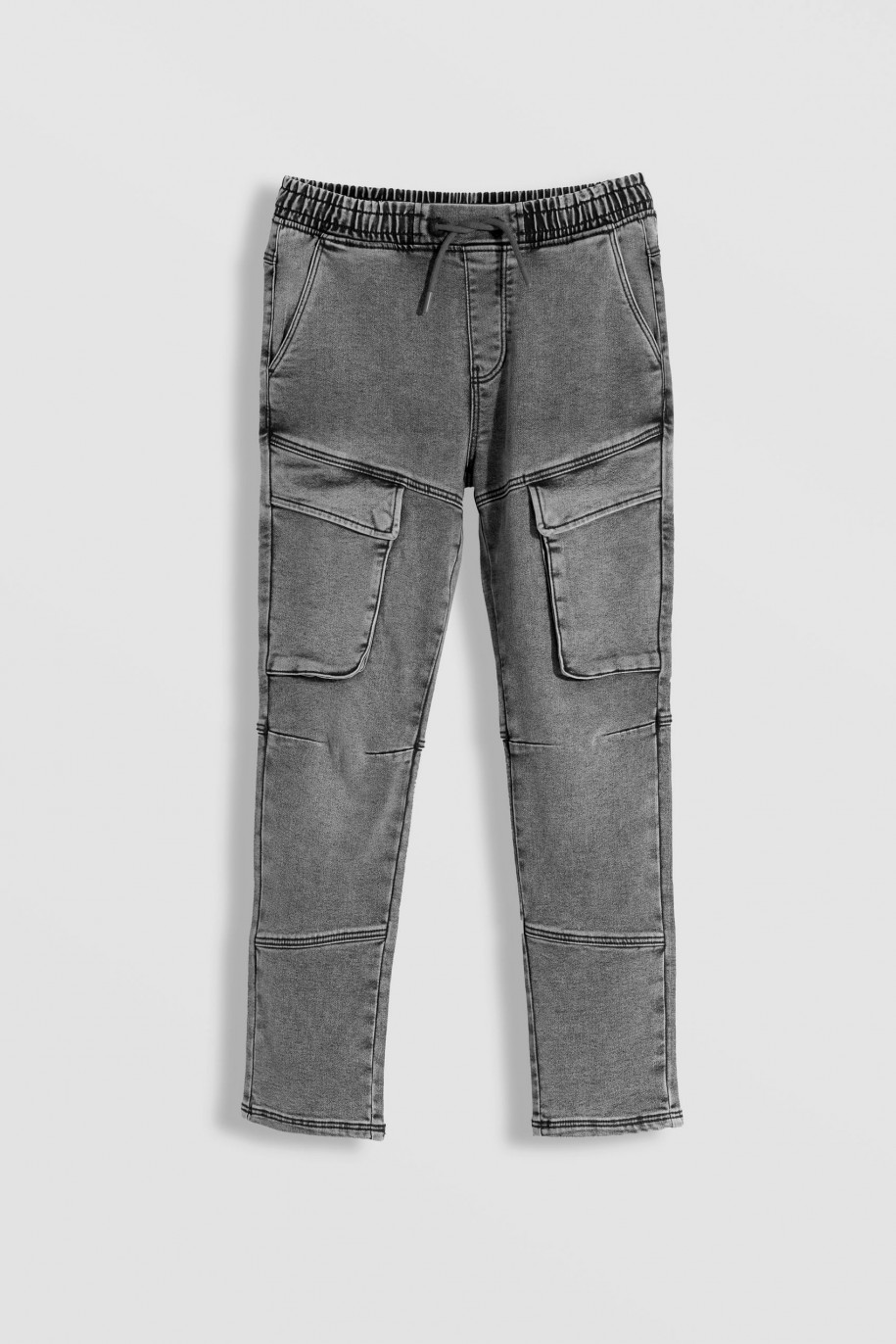 Czarne jeansy typu joggery z kieszeniami - 46351