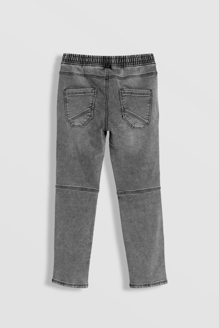Czarne jeansy typu joggery z kieszeniami - 46352