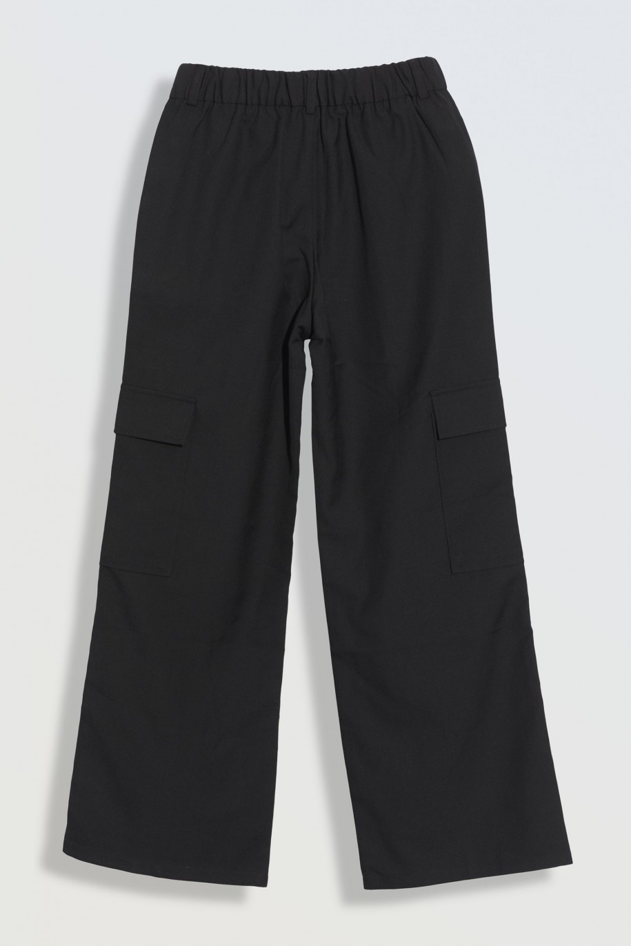 Czarne spodnie z szerokimi nogawkami z przestrzennymi kieszeniami - 46355