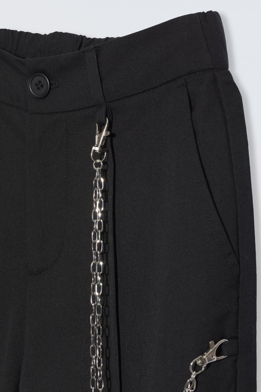 Czarne spodnie z szerokimi nogawkami z przestrzennymi kieszeniami - 46356